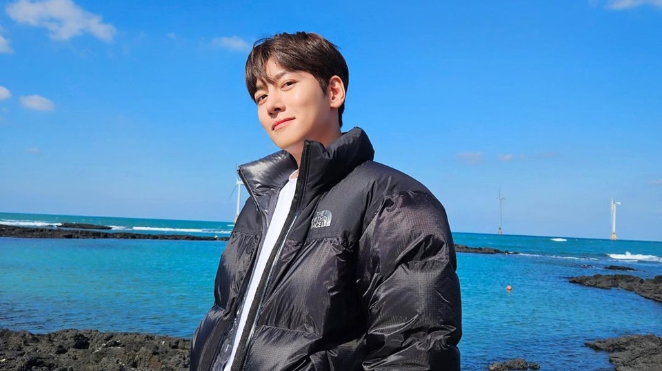 Ji Chang Wook Minta Maaf Usai Ketahuan Merokok di Dalam Ruangan