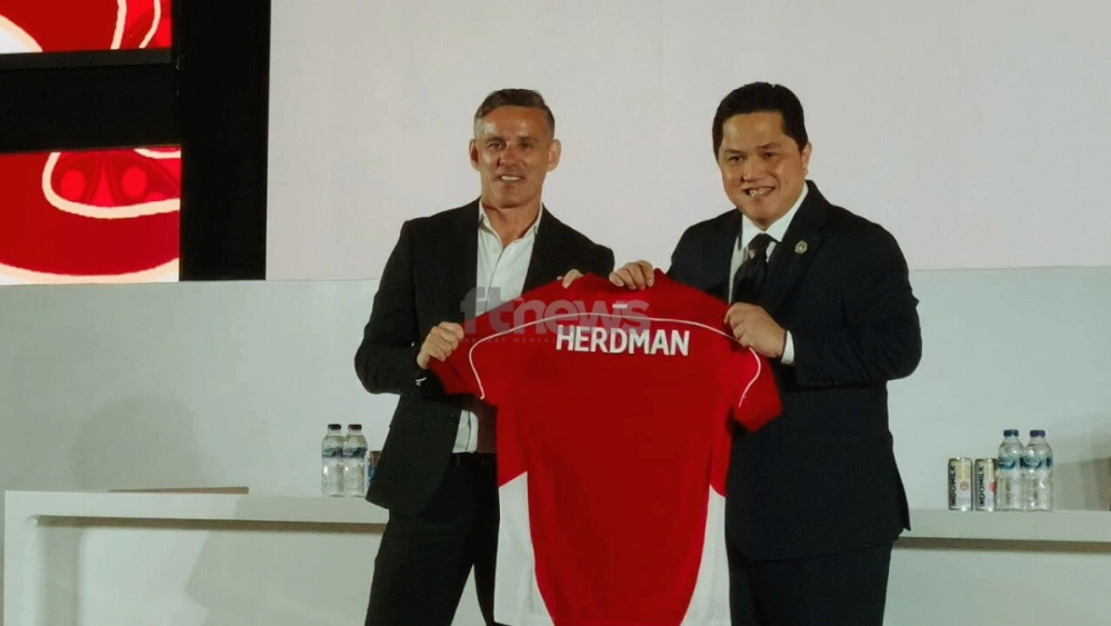 Pelatih Timnas Indonesia John Herdman dan Ketua Umum PSSI Erick Thohir. [Indopop/Selvianus Kopong Basar]