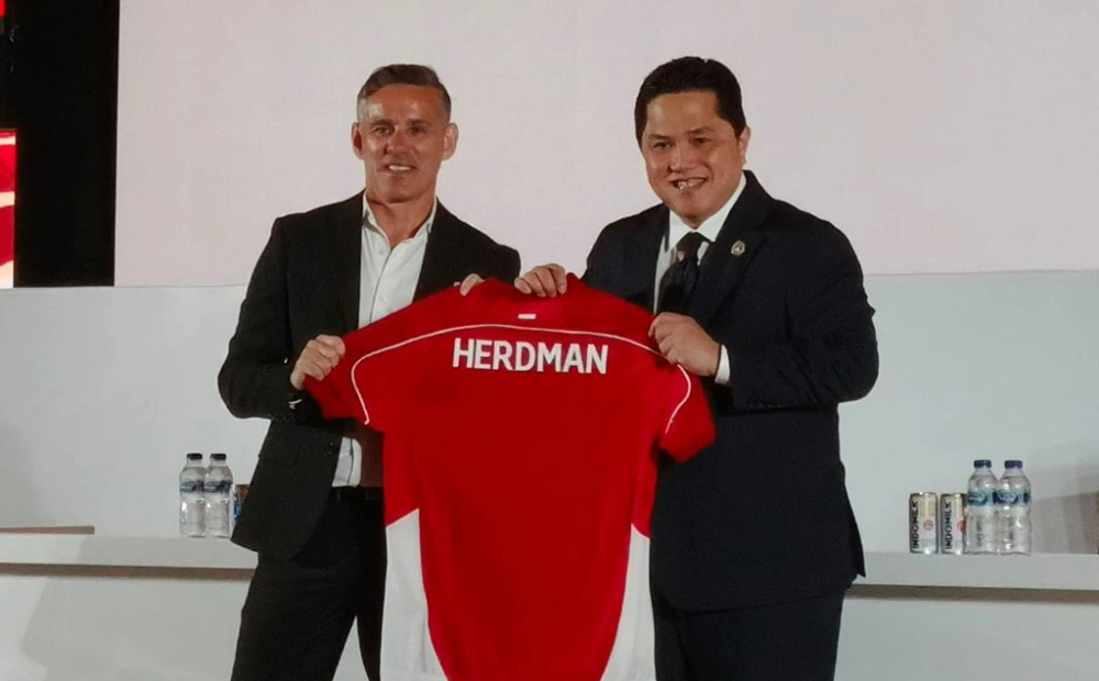 John Herdman dan Ketua Umum PSSI Erick Thohir. [Indopop/Selvianus Kopong Basar]