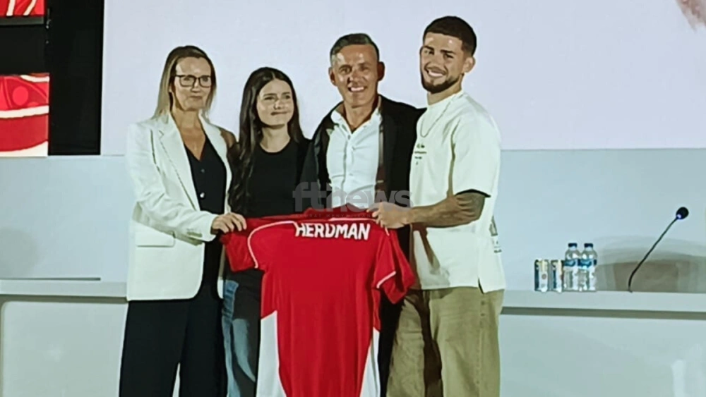 John Herdman bersama istri dan anaknya dalam perkenalan publik di Jakarta, Selasa (13/1/2026). [Indopop/Selvianus Kopong Basar]