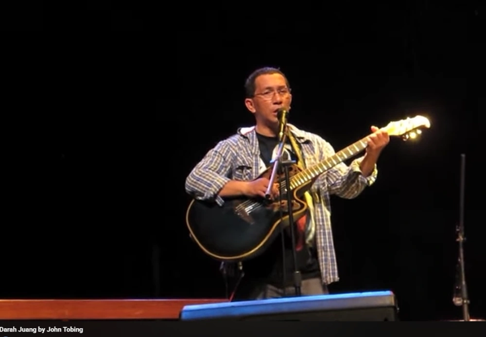 John Tobing Menyanyikan Darah Juang [Sumber: Youtube Ade Tanesia]
