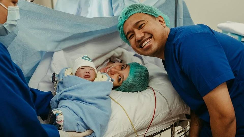 Joshua Suherman Ceritakan Momen Dampingi Istri Lahiran: Hari Paling Roller Coaster