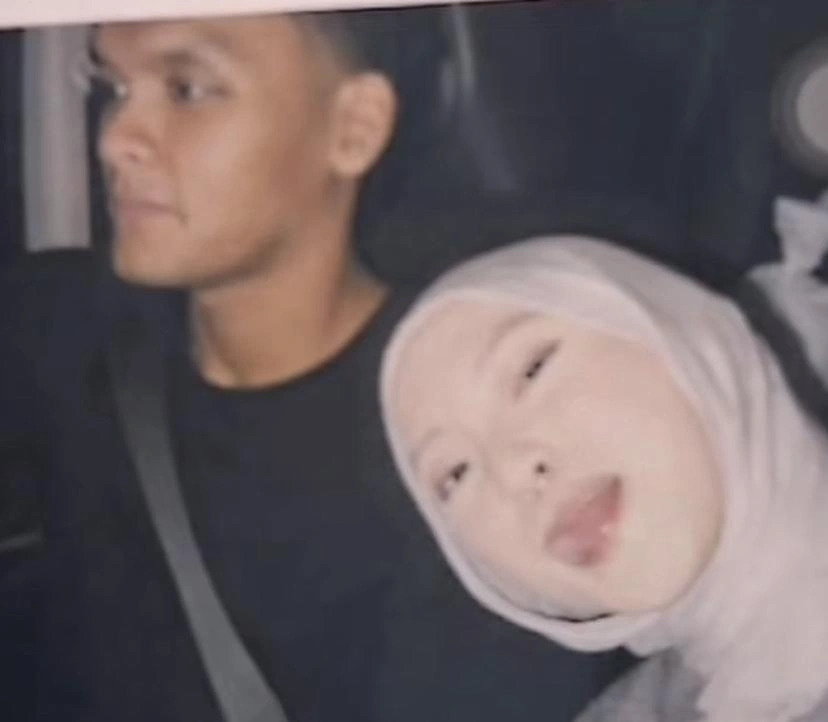 Jule Bersama Safrie Di Mobil