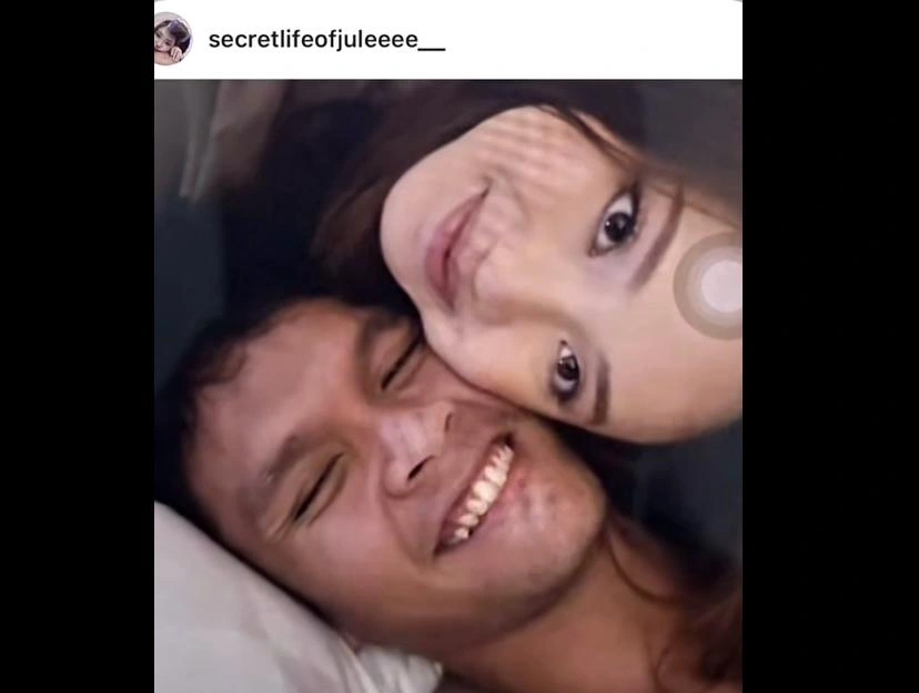 Jule Bersama Safrie Di Sebuah Kamar