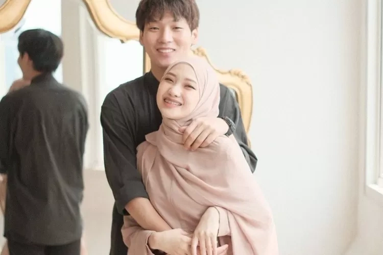 Julia Prastini alias Jule Diduga Selingkuh, Foto Tanpa Hijab Bersama Pria Tersebar