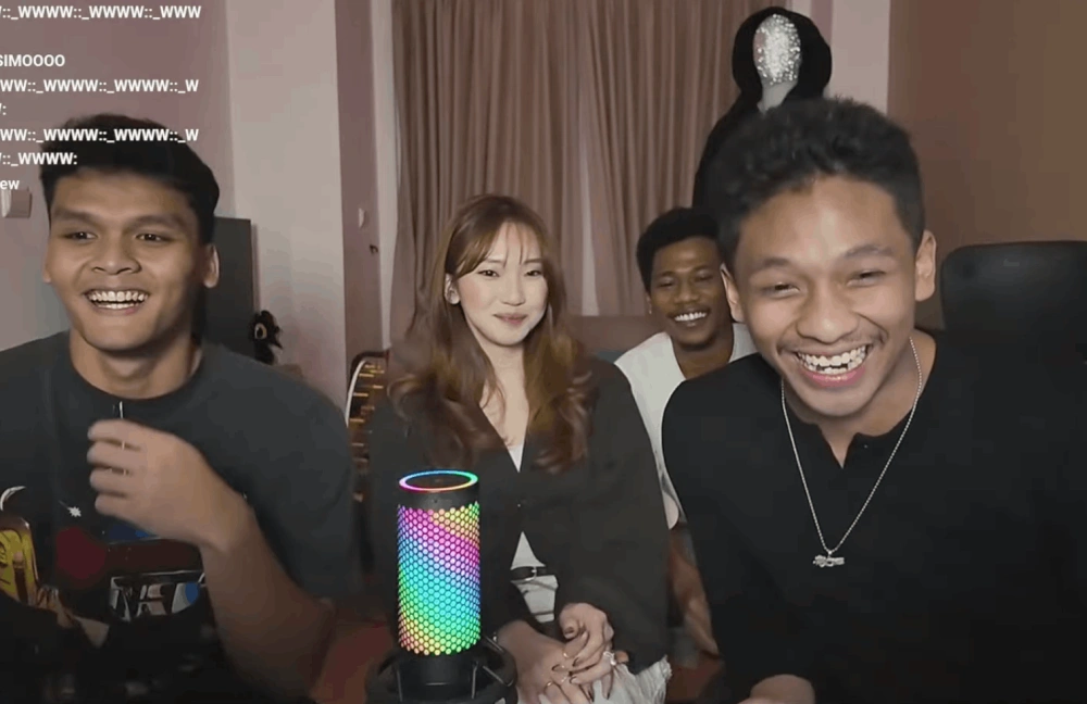 Jule dan Safrie di podcast Melvin Danendra. [YouTube]