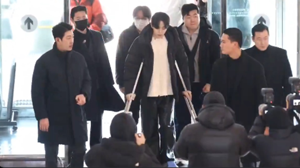 Junho 2PM Muncul Dengan Kaki Pincang di Bandara Bikin Khawatir