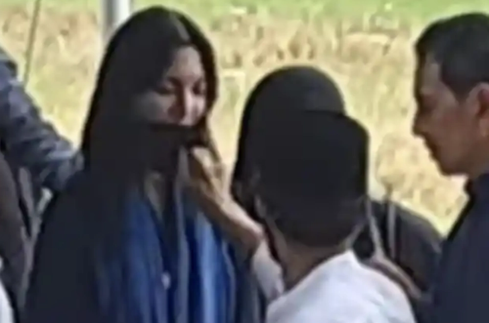 Kakek tarik masker Sheila Dara. [TikTok]