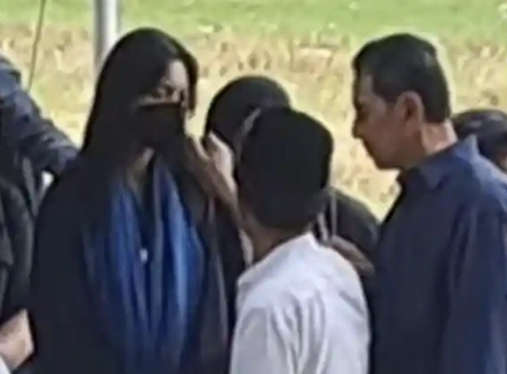 Kakek tarik masker Sheila Dara. [TikTok]