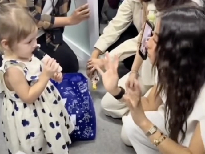 Kamari Bernyanyi di Hadapan Jennifer Coppen. [TikTok]