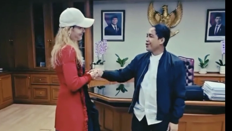 Karen Brooks Dan Menhut Raja Juli Antoni. [TikTok]