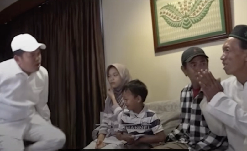 KDM marah saat tahu bahwa Suderajat tidak tinggal di kontrakan melainkan rumah sendiri. [YouTube/ KDM]