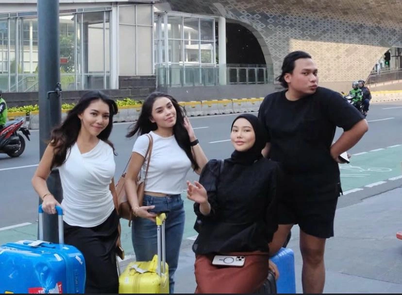Keanu Angelo Dara Arafah Dan Teman Teman Instagram