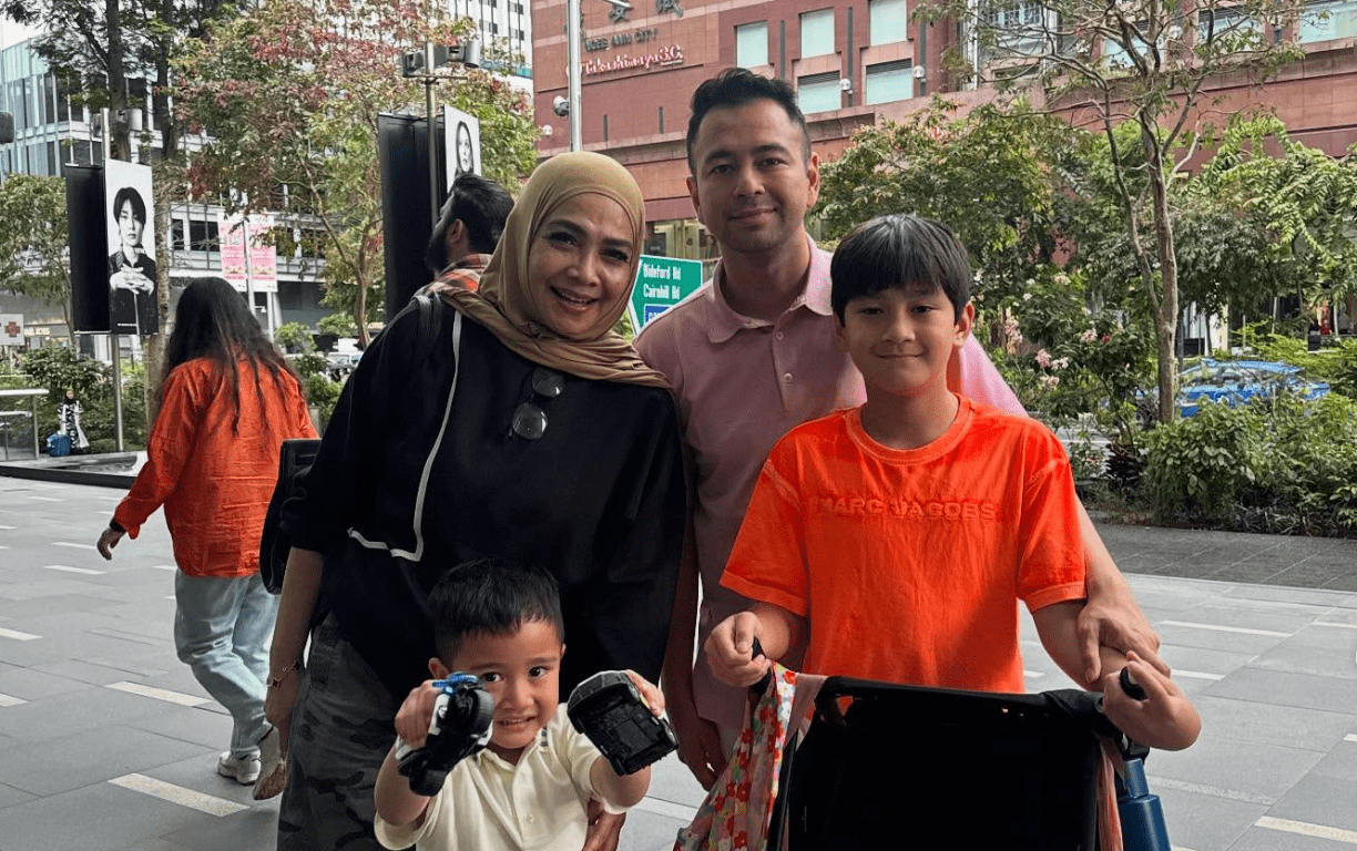 Jenguk Ibu Raffi Ahmad, Ini Fashion Rieta Amilia dan Rayyanza yang Seharga Motor!
