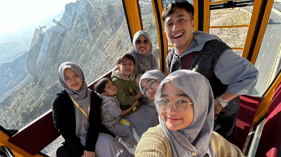 Irfan Hakim Rayakan Tahun Baru 2025 LDR dengan Istri dan Anak