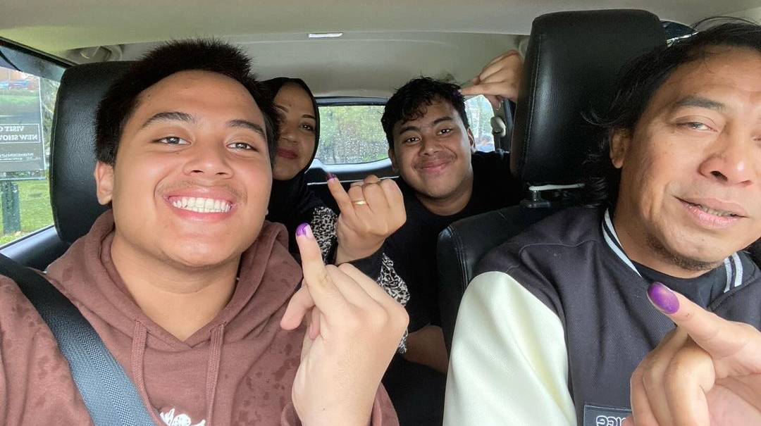 Dipanggil 'Babe', Intip Yuk Potret Komeng Bareng Dua Anak Kembarnya