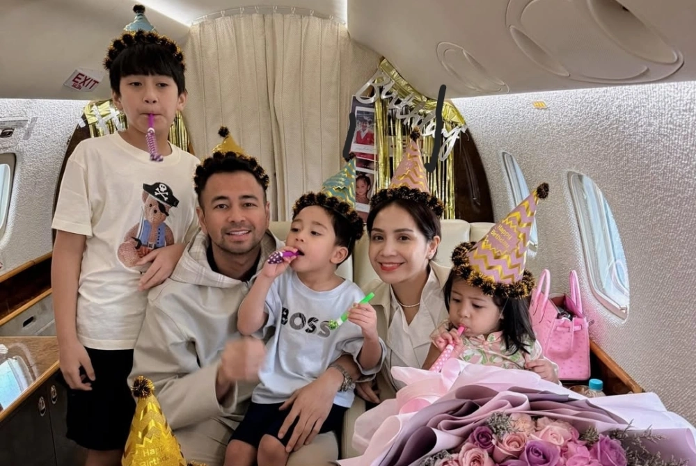 Momen ulang tahun Raffi Ahmad dan Nagita Slavina. [Instagram]