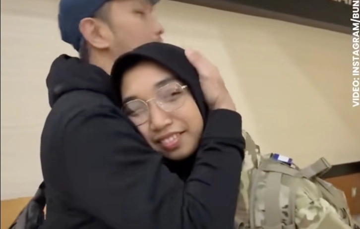 Kezia Syifa WNI jadi tentara Amerika Serikat berpamitan dengan orang tua di bandara. [TikTok]