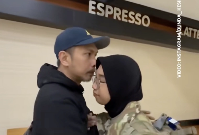 Kezia Syifa WNI jadi tentara Amerika Serikat berpamitan dengan orang tua di bandara. [TikTok]