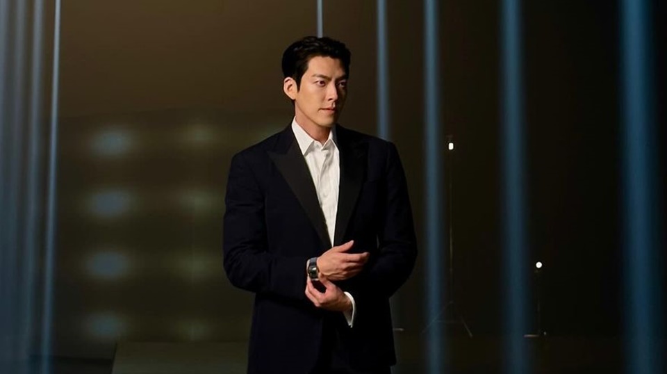 Kim Woo Bin Diam-diam Beri Karangan Bunga ke Pemakaman Orang Asing