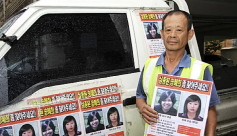 Kim Woo Bin Diam-diam Beri Karangan Bunga ke Pemakaman Orang Asing