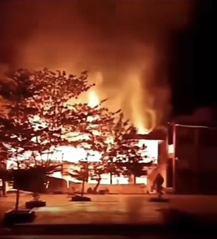Kobaran Api Melalap Pesantren Di Aceh Karena Sengaja Dibakar (Instagram)