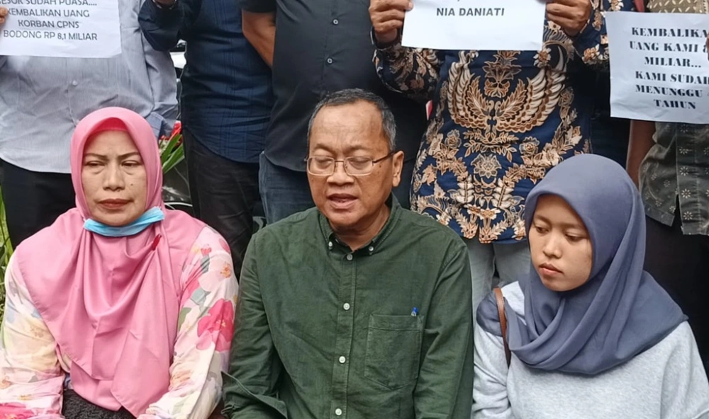 Kuasa hukum dan korban CPNS Bodong putri Nia Daniaty (FTNews/Selvianus Kopong Basar)