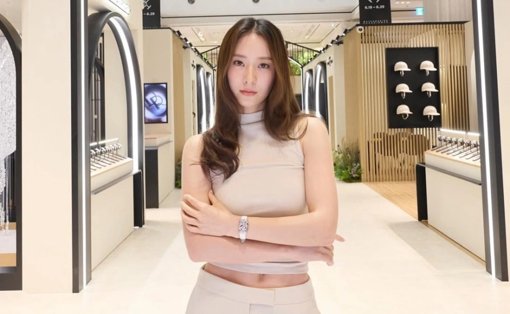 Solitary menjadi album solo pertama Krystal Jung sejak debut di industri hiburan. [Instagram]