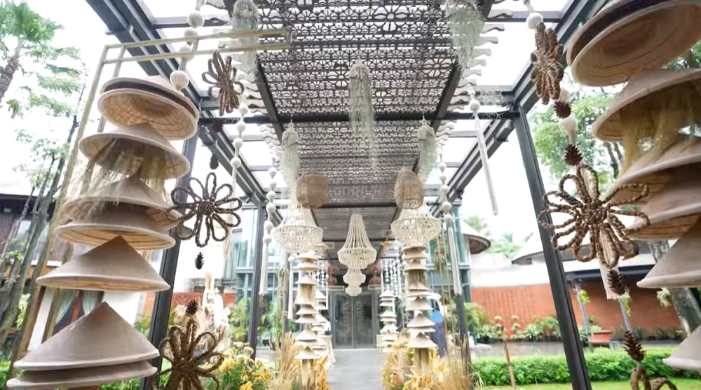 Langit Langit Venue Acara Didominasi Oleh Hiasan Lampu Gantung Berbahan Rotan [Sumber: Youtube]