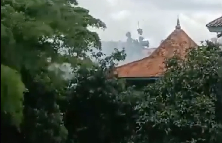 Kepulan asap dari ledakan SMAN 72 Kelapa Gading. [X]