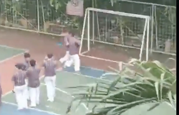 Sejumlah korban dievakusi usai ledakan SMAN 72 Kelapa Gading. [X]