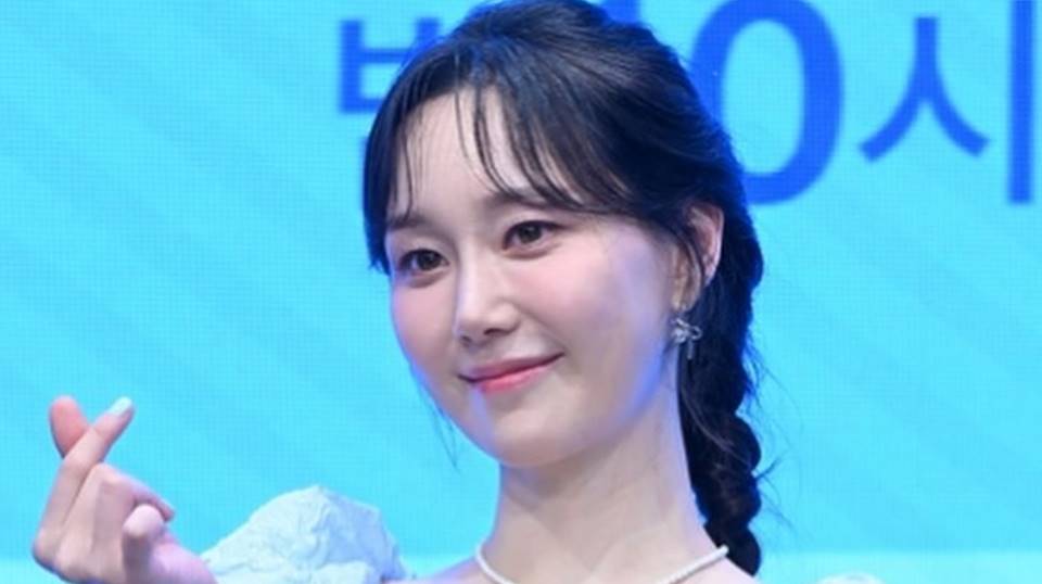 Move On Dari Mendiang Kim Joo Hyuk, Lee Yoo Young Menikah dan Hamil Anak Pertama