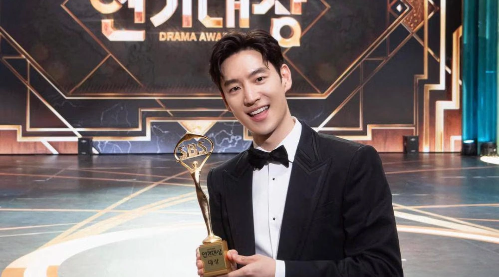 Lee Je Hoon Raih Penghargaan Instagram