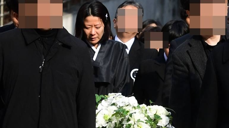 Lee Sun Kyun Dimakamkan, Tangis Jeon Hye Jin Pecah