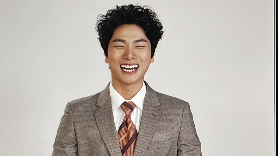 Lee Yi Kyung Bikin Heboh Sapa Mantan di Pidato Kemenangan APAN Awards 2024