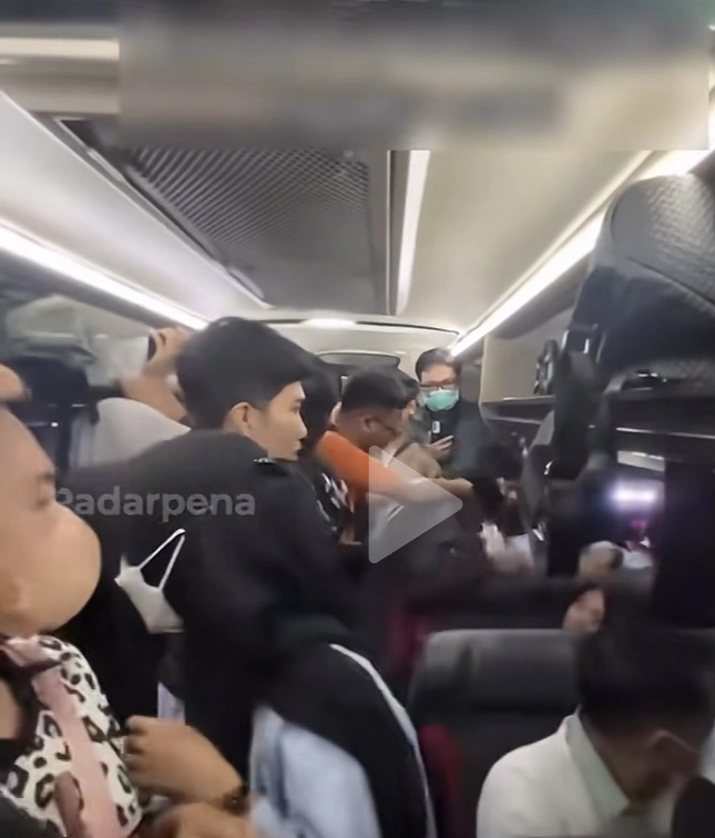 Lelaki Pembuat Onar Itu Akhirnya Diturunkan Dari Bus (Tiktok)