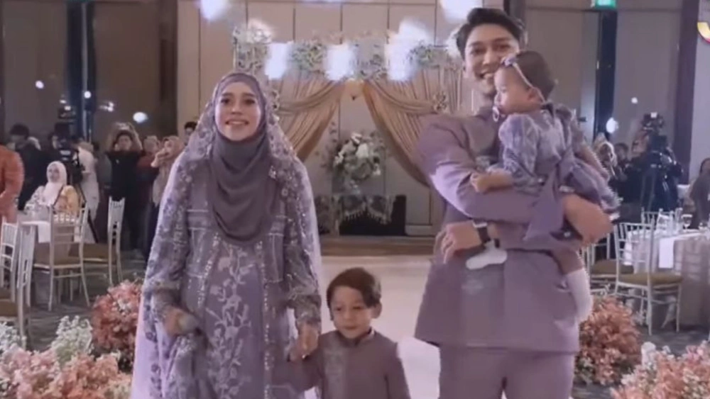 Lesti dan Billar bersama buah hati mereka.