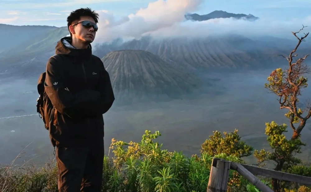 Li Xian memamerkan foto-fotonya selama di Bromo, Jawa Timur. [Xiaohongshu]