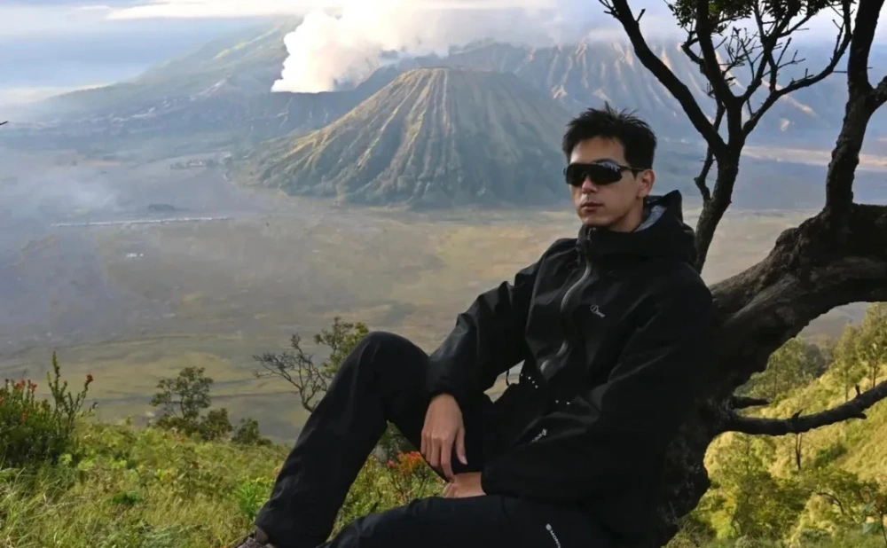 Li Xian memamerkan foto-fotonya selama di Bromo, Jawa Timur. [Xiaohongshu]