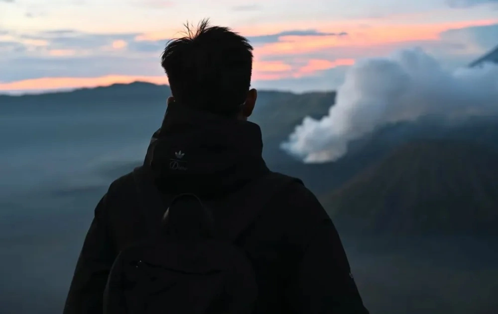 Li Xian memamerkan foto-fotonya selama di Bromo, Jawa Timur. [Xiaohongshu]