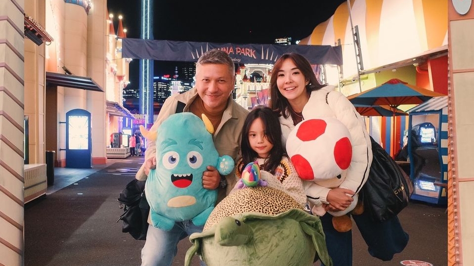 6 Potret Liburan Gading Marten bareng Gisel dan Gempi di Luna Park Sydney