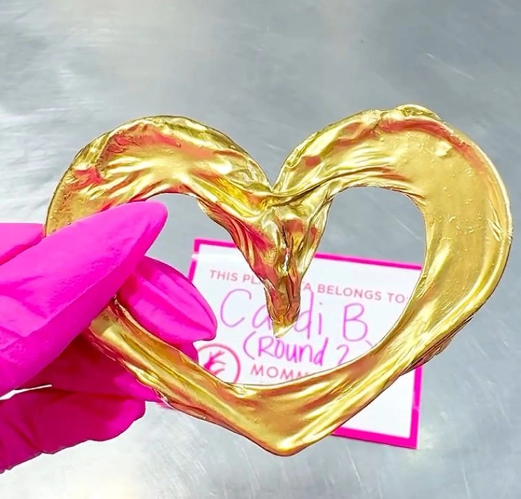 Liontin Cardi B Dari Tali Pusar Instagram