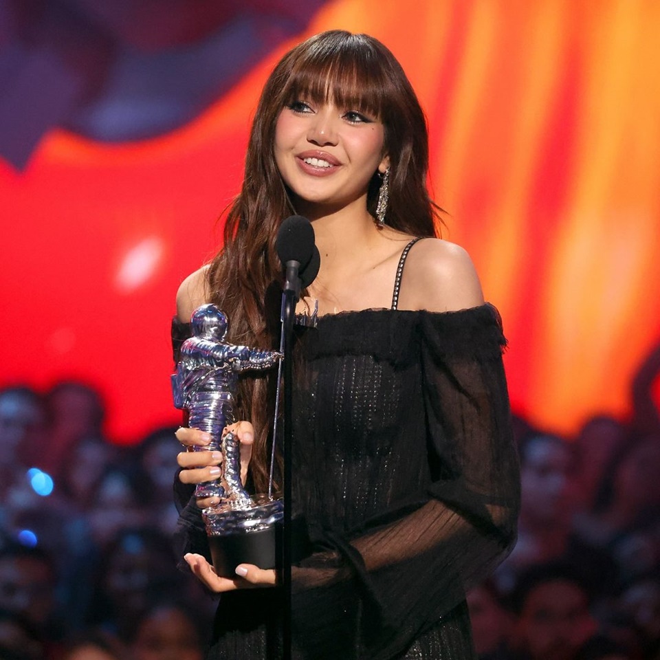 Lisa BLACKPINK Bahas Pengalaman Urus Agensi Sendiri [Instagram]