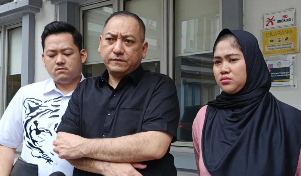 Lisnawati, Ibu Nizam dan Kuasa Hukumnya, Krisna Murti (Indopop/Raka)