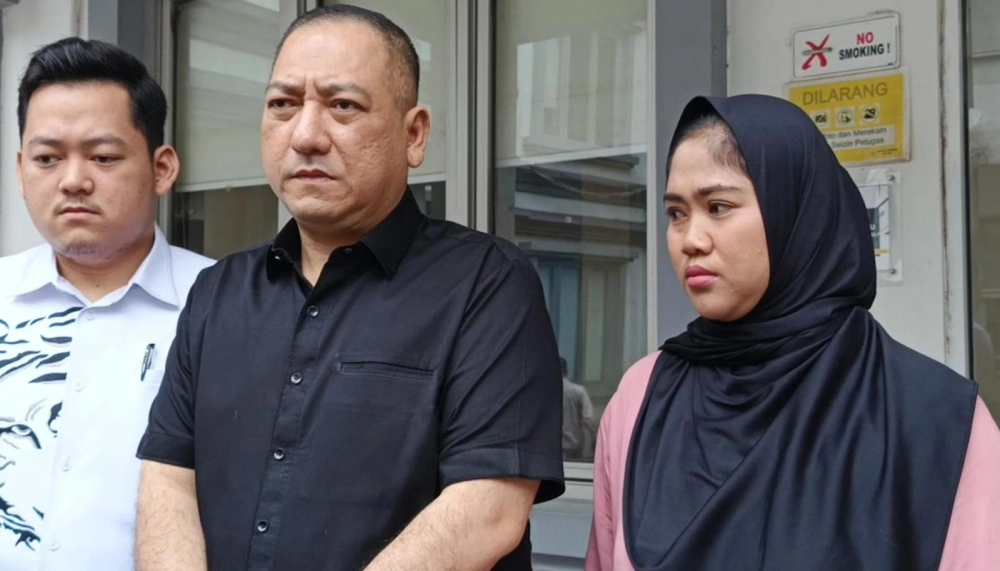 Lisnawati, ibu Nizam dan Kuasa Hukumnya Krisna Murti (Indopop/Raka)