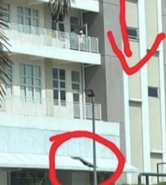 Lokasi siswa SMP Pahoa jatuh dan sempat menimpa kanopi. [Istimewa]