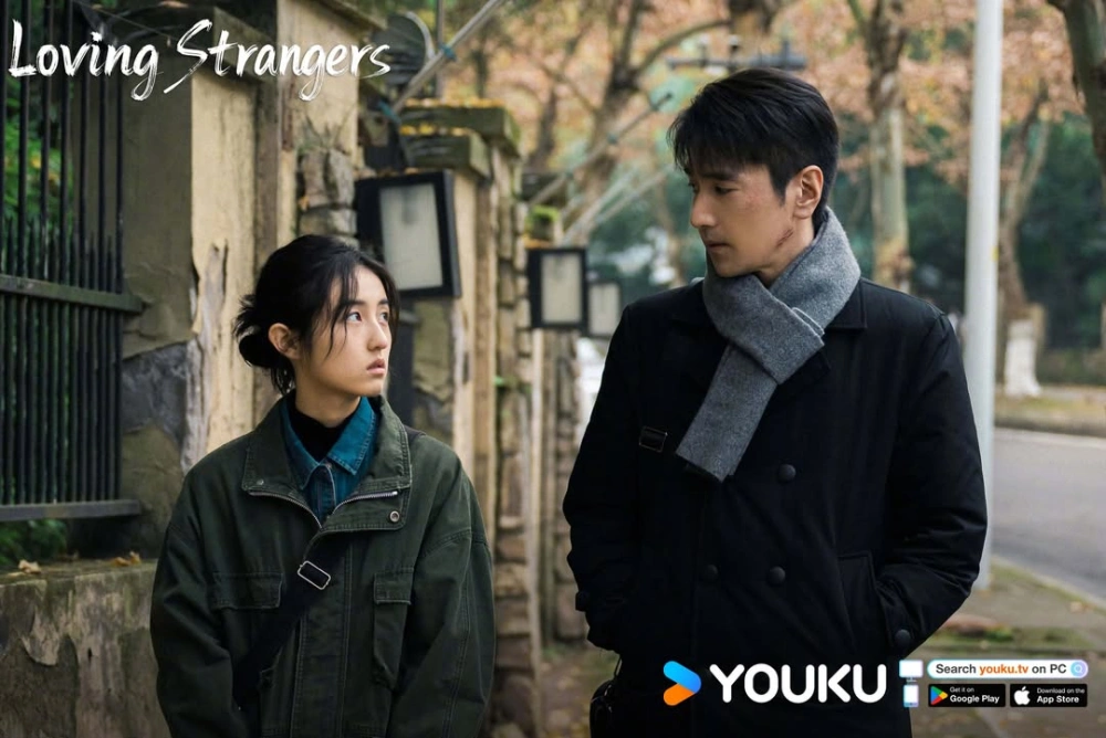 Mark Chao dan Zhang Zifeng sebagai pemeran utama Loving Strangers. [Youku]