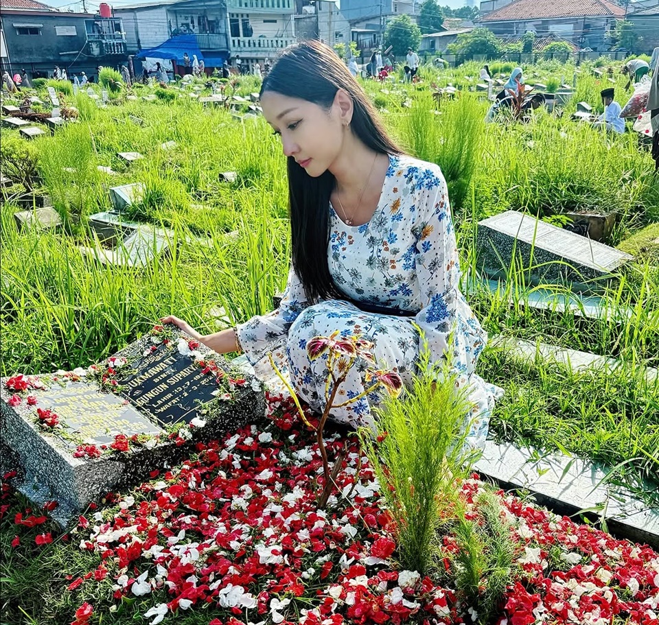 Lucinta Luna Ziarah ke Makam Ortu di Momen Lebaran [Instagram]