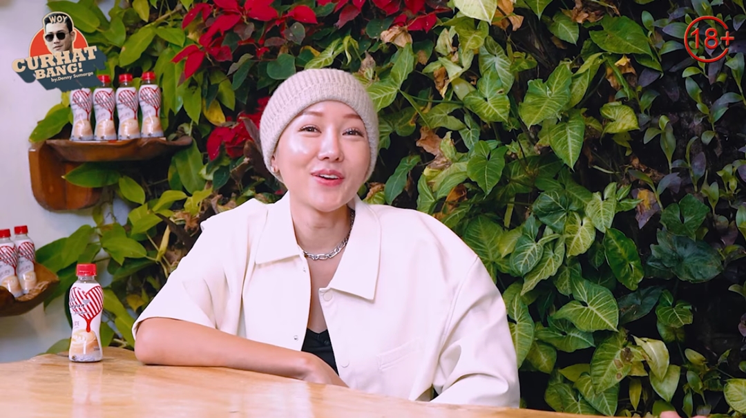 Lucinta Luna Bingung Harus Salat Pakai Mukena atau Sarung