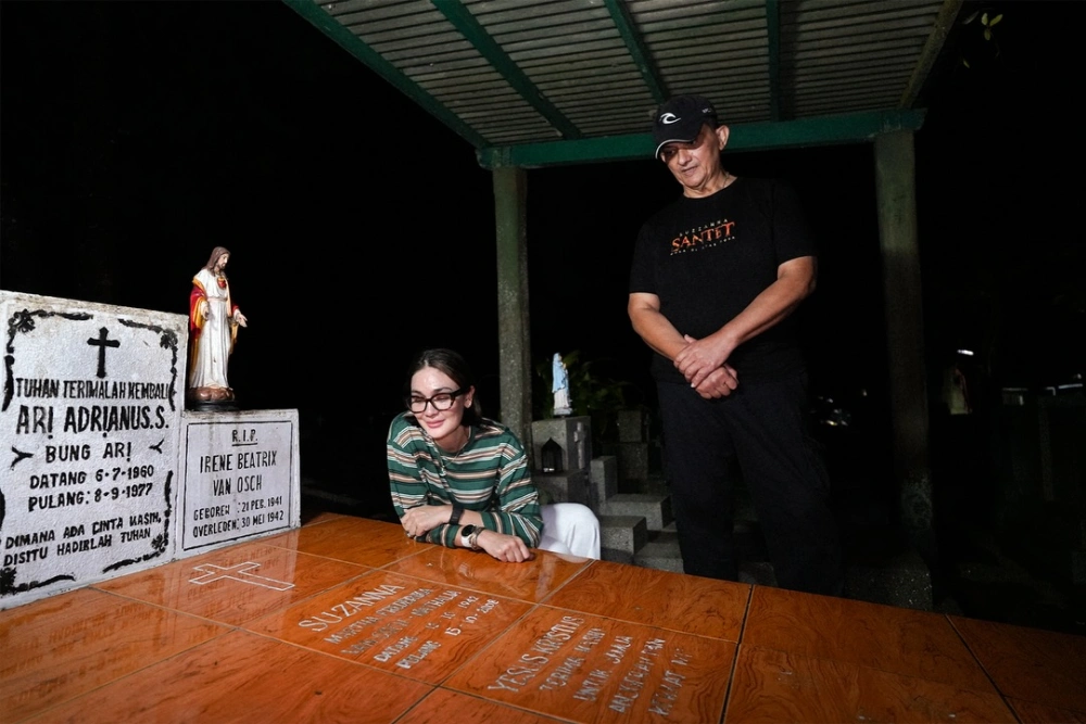 Luna Maya Ziarah Ke Makam Suzzana [sumber: Instagram Lunamaya]